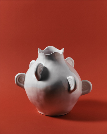 Aries white vase with white horns