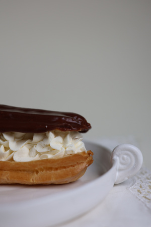 ARIES white plate with white horns